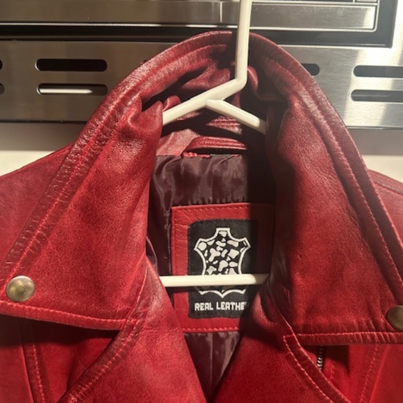 STUNNIING BRAND NEW/NEVER WORN GENUINE RED LEATHER BIKER JACKET SIZE M - Picture 5 of 13